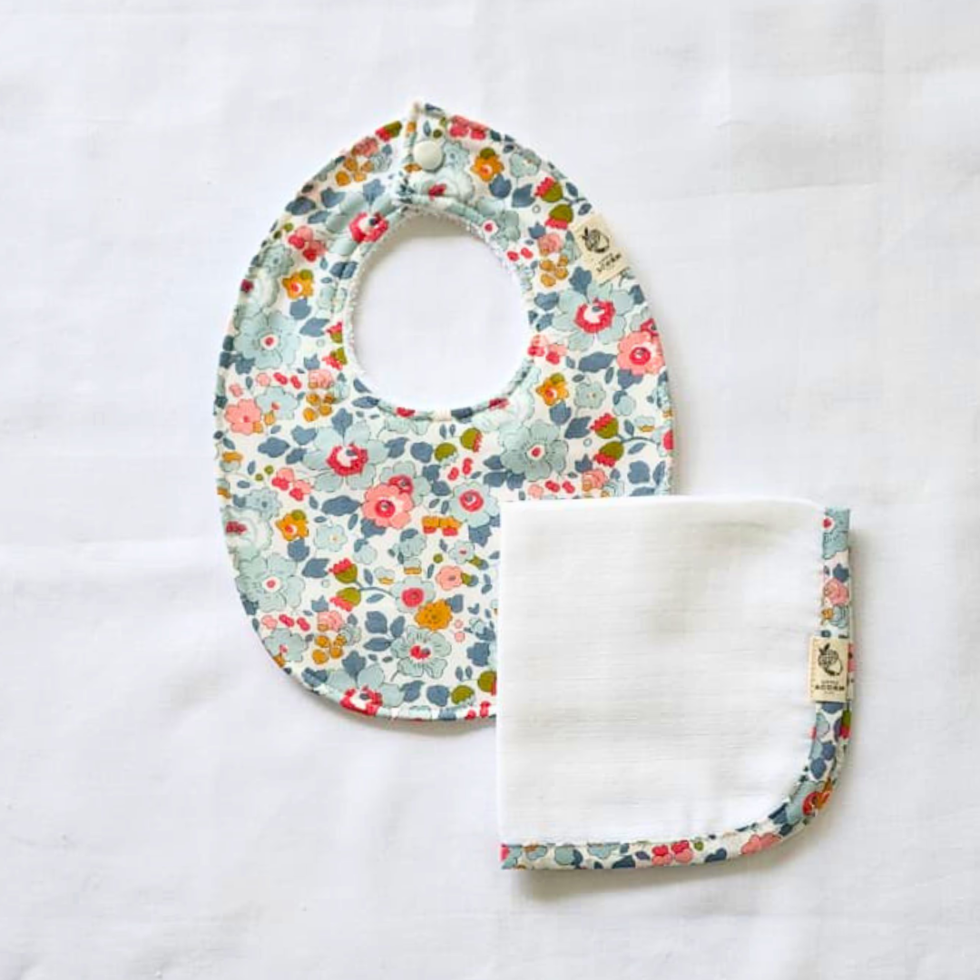 Little Acorn Bib & Muslin Gift Set